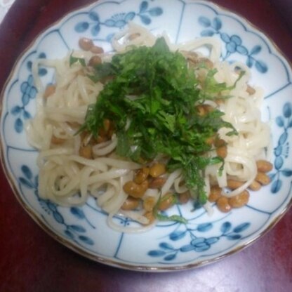 乾麺うどんで作りました。納豆としその風味がとても美味しかったです。ごちそうさまでした(*^_^*)
